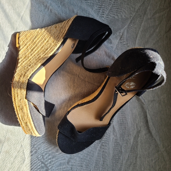 Colin Stuart, black wedge sandles. - Picture 2 of 3